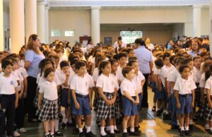 Το americalatina στο Ελληνικό Σχολείο Παναμά – Ψέλνουν τον Εθνικό μας Ύμνο