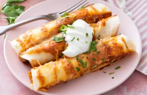 Συνταγή: Enchiladas με γαλοπούλα και σάλτσα ντομάτας