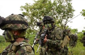 Ο πρόεδρος της Κολομβίας απομάκρυνε τον αρχηγό του στρατού μετά τις επιθέσεις των FARC