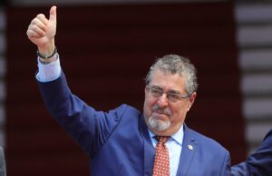 Ο Πρόεδρος της Γουατεμάλα επιχειρεί να φρενάρει την υπαίτιο του δικαστικού “πραξικοπήματος”