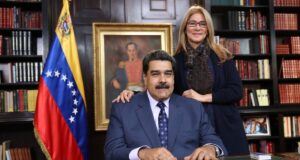 Η μεταβατική πρόεδρος της Βενεζουέλας “ξηλώνει” τα πορτρέτα του Μαδούρο από το Καράκας