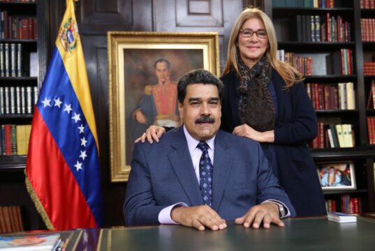 Η μεταβατική πρόεδρος της Βενεζουέλας “ξηλώνει” τα πορτρέτα του Μαδούρο από το Καράκας