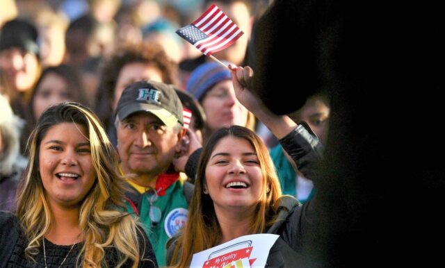 voto latino gente banderas 1