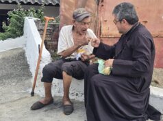 Ο Κολομβιανός επίσκοπος Τιμόθεος σε άπταιστα ελληνικά δίνει το μήνυμα της Ανάστασης