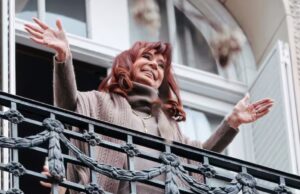 Σε κατ’ οίκον κράτηση με “βραχιολάκι” η πρώην πρόεδρος της Αργεντινής Κριστίνας Φερνάντες Κίσνερ