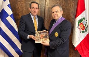 Παράσημο από την πρεσβεία του Περού στον πρέσβη κ. Γεράσιμο Ντάβαρη