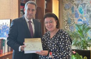 Συνάντηση Μενδώνη με τον πρέσβη του Περού – Έκθεση περουβιανών νομισμάτων