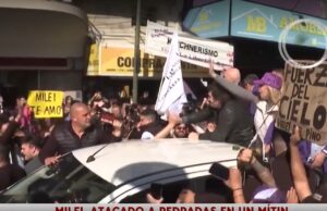 Επίθεση με πέτρες δέχθηκε ο πρόεδρος της Αργεντινής – Φυγαδεύτηκε από το σημείο, δυο συλλήψεις