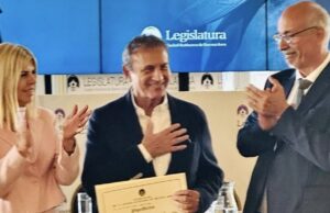 Ο Γιώργος Νταλάρας βραβεύτηκε από τον Δήμο του Μπουένος Άιρες