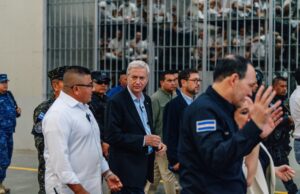 Τις σκληρές φυλακές στο Ελ Σαλβαδόρ επισκέφθηκε ο εκλεγμένος πρόεδρος της Χιλής Χοσέ Αντόνιο Καστ