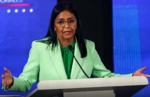 Οι ΗΠΑ απειλούν τη μεταβατική πρόεδρο της Βενεζουέλας με διώξεις αν δεν συνεχίσει να συνεργάζεται