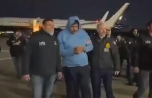 Ο Νικολάς Μαδούρο με χειροπέδες στη Νέα Υόρκη – Κατηγορείται από τις ΗΠΑ για “ναρκωτρομοκρατία”