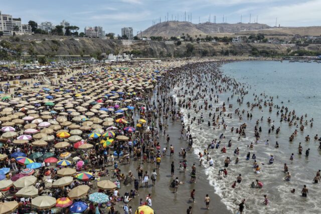 playa peru multitud 1