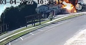 Η στιγμή που ιδιωτικό αεροπλάνο στη Βραζιλία συντρίβεται σε εστιατόριο και σκοτώνονται 4 άτομα