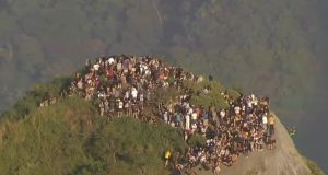 Εκατοντάδες τουρίστες εγκλωβίστηκαν σε βουνοκορφή στη Βραζιλία σε αστυνομική επιχείρηση