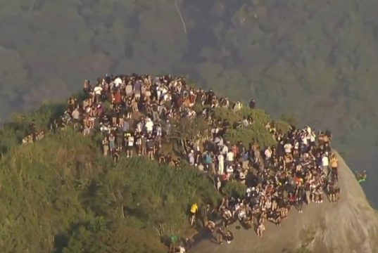 Εκατοντάδες τουρίστες εγκλωβίστηκαν σε βουνοκορφή στη Βραζιλία σε αστυνομική επιχείρηση