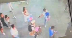 Οι δολοφόνοι αρχηγού συμμορίας στο Εκουαδόρ τον περίμεναν με λουλούδια έξω από το αεροδρόμιο