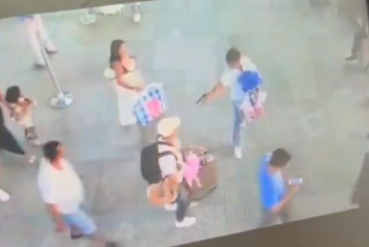 Οι δολοφόνοι αρχηγού συμμορίας στο Εκουαδόρ τον περίμεναν με λουλούδια έξω από το αεροδρόμιο